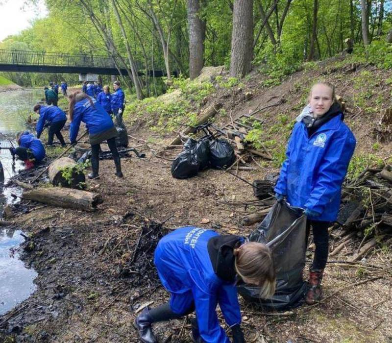 Волонтеры Победы провели субботник на реке Борзовке в Нижнем Новгороде