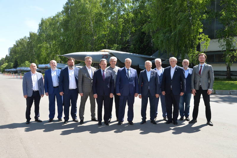Евгений Люлин вместе с участниками Ассоциации законодателей ПФО посетил авиационный завод «Сокол»