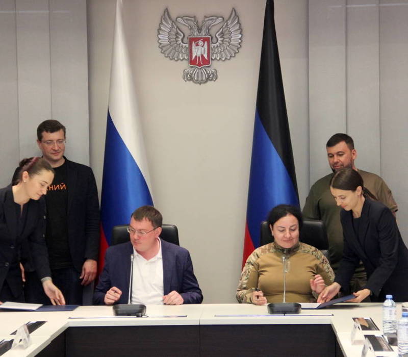 Губернатор Нижегородской области Глеб Никитин подписал с главой Харцызска Викторией Жуковой соглашение о сотрудничестве