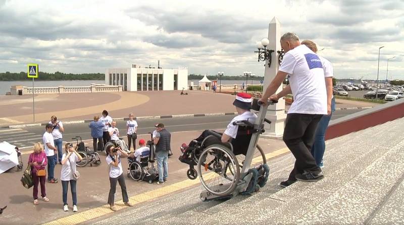 Активисты «Инватур» на инвалидных колясках поднялись по Чкаловской лестнице