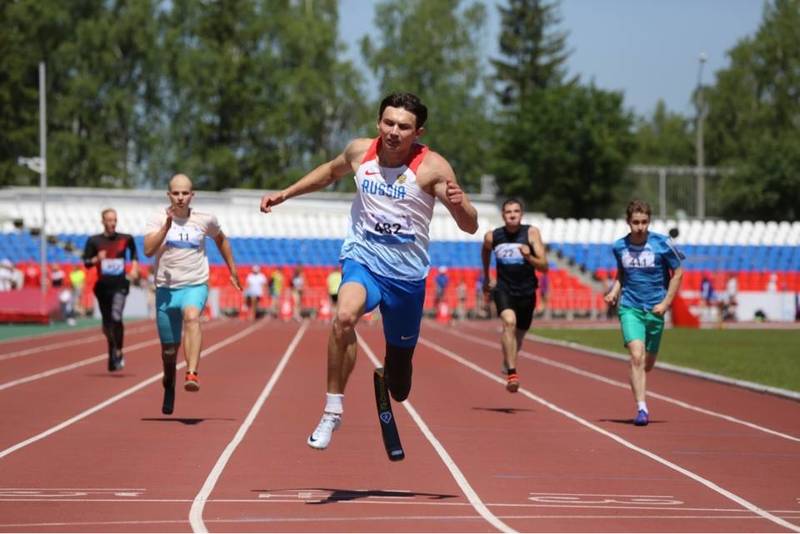 Петр Михальков обгоняет других атлетов, бегущих на своих ногах