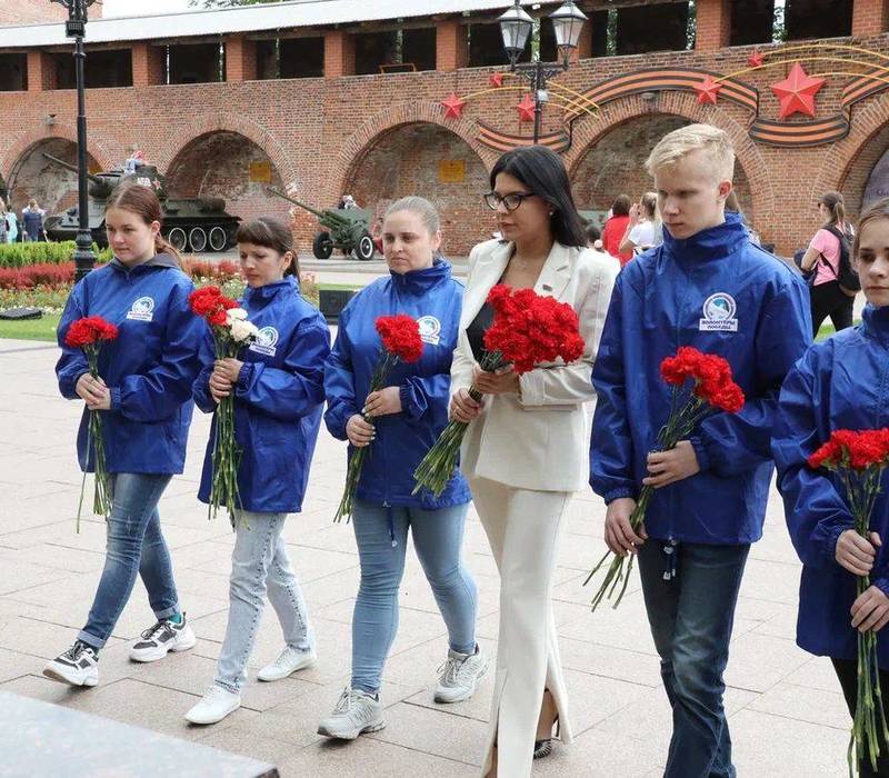 Волонтеры Победы возложили цветы к памятнику труженикам тыла в Нижегородском кремле