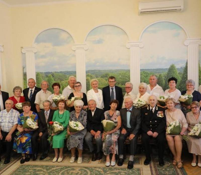 Медали «За любовь и верность» вручили 13 парам-юбилярам семейной жизни в Нижнем Новгороде