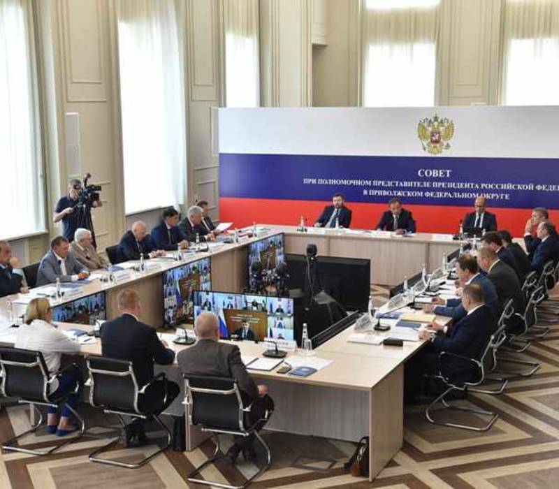 Игорь Комаров провел совет округа