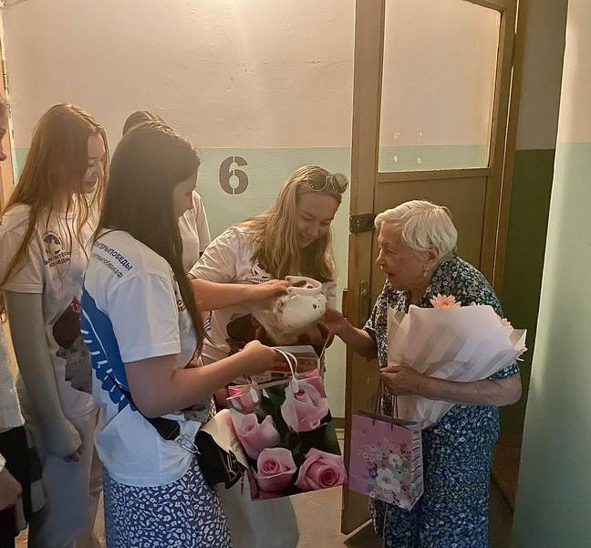 Волонтеры Победы навестили участницу Сталинградской битвы Александру Алексеевну Нестеренко