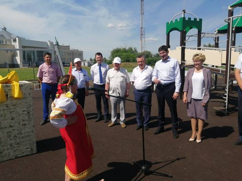 В Большеболдинском районе по инициативе жителей отремонтирована дорога и установлена новая детская площадка 