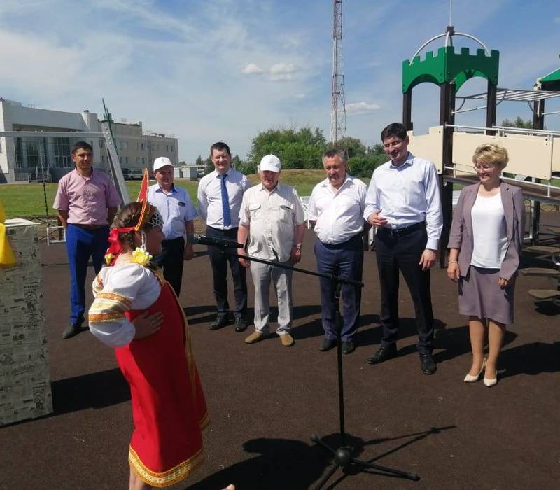 В Большеболдинском районе по инициативе жителей отремонтирована дорога и установлена новая детская площадка 