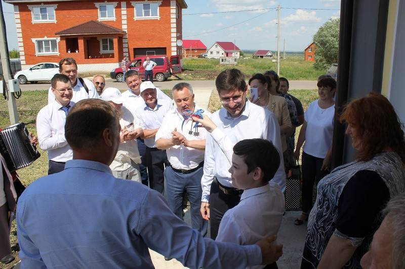 Ключи от построенных по программе «Комплексное развитие сельских территорий» домов получили три семьи из Большеболдинского района