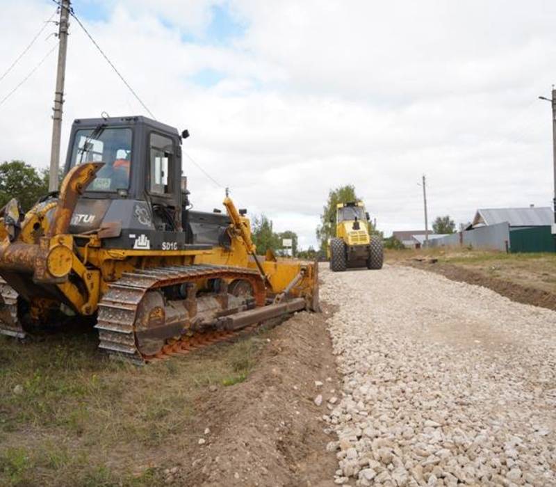 В поселках Дзержинского округа ведется ремонт 10 км дорог по проекту «Вам решать»