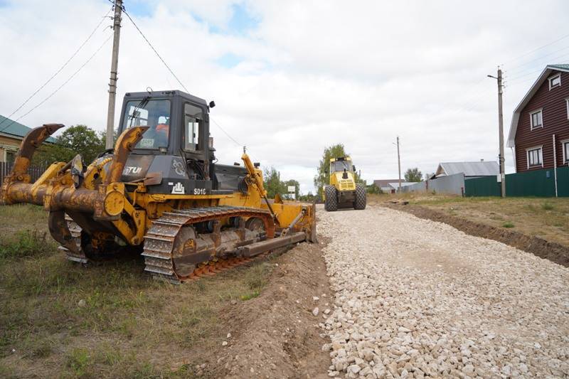 В поселках Дзержинского округа ведется ремонт 10 км дорог по проекту «Вам решать»