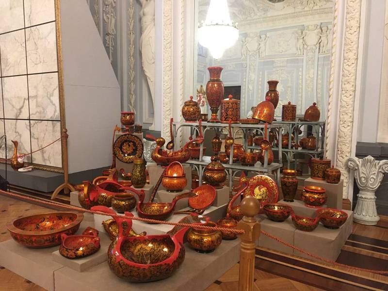В Нижегородском музее-заповеднике открылась юбилейная выставка потомственного мастера хохломской росписи Надежды Лушиной 