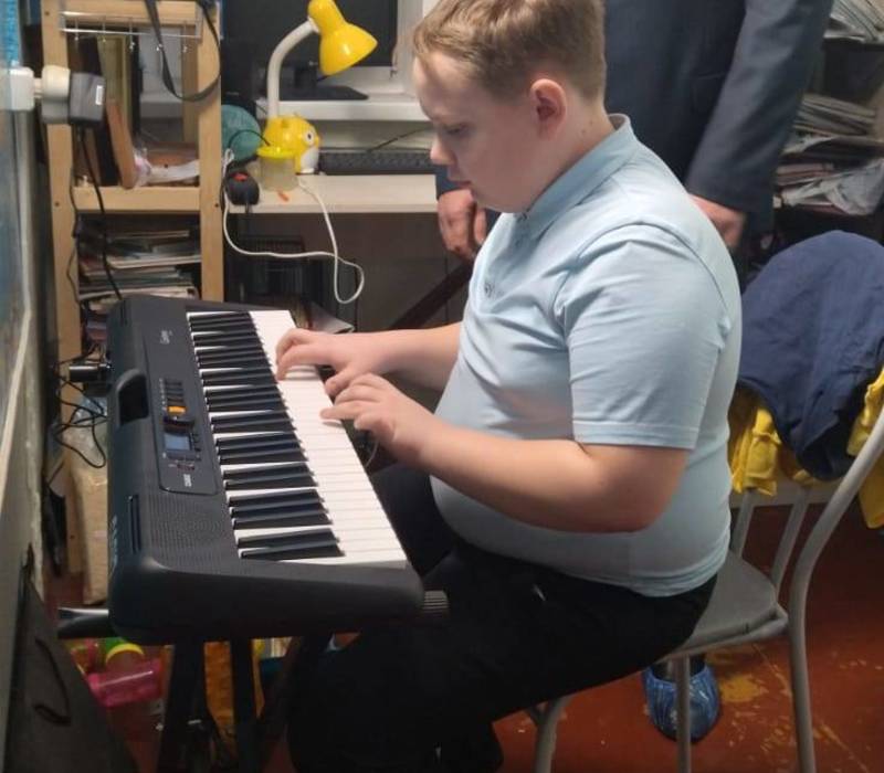 14-летний Денис из города Бор получил синтезатор в рамках акции «Елка желаний»