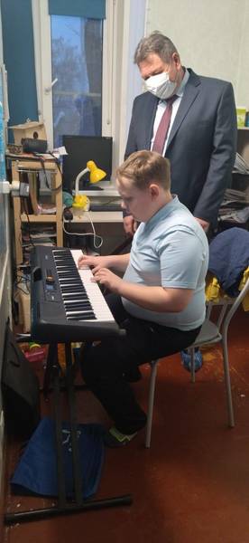 14-летний Денис из города Бор получил синтезатор в рамках акции «Елка желаний»