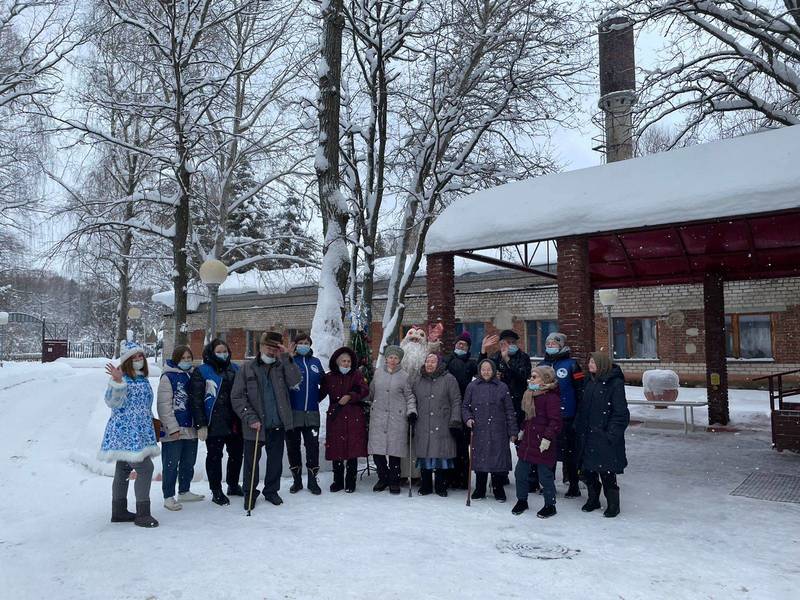 Волонтеры Победы провели праздничную программу для жителей дома престарелых 