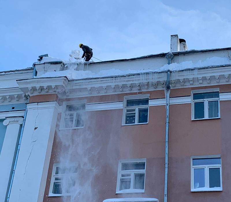 ГЖИ потребовала от управляющих компаний срочно очистить от сосулек и наледи крыши домов в Нижнем Новгороде