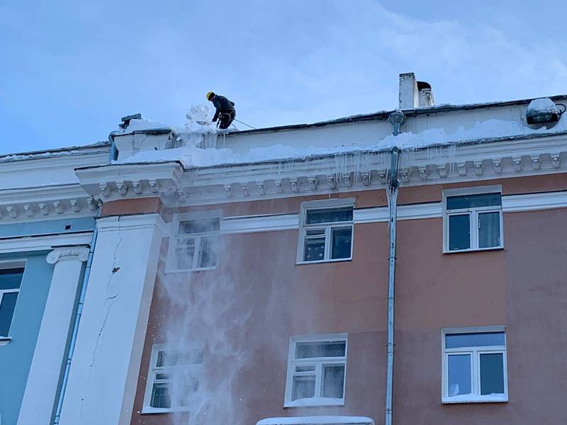 ГЖИ потребовала от управляющих компаний срочно очистить от сосулек и наледи крыши домов в Нижнем Новгороде