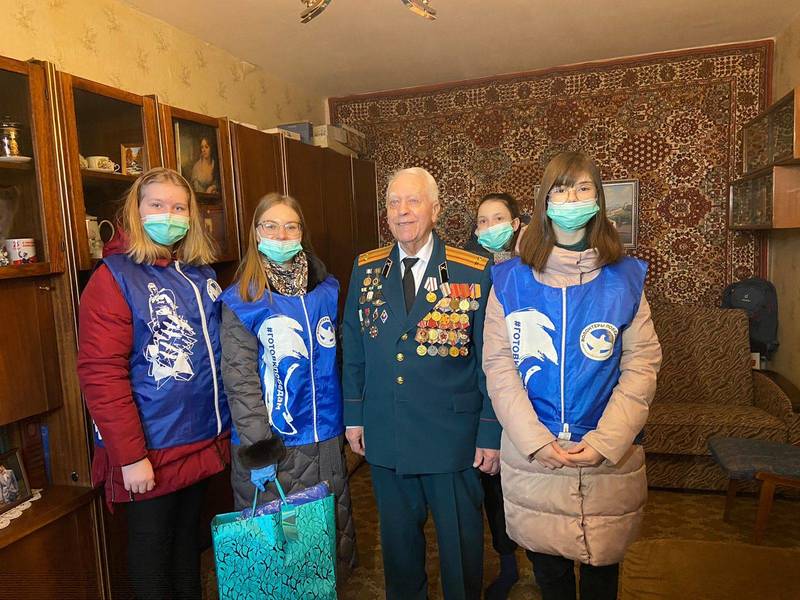 Волонтеры Победы поздравили ветеранов с Днем освобождения Ленинграда от фашистской блокады