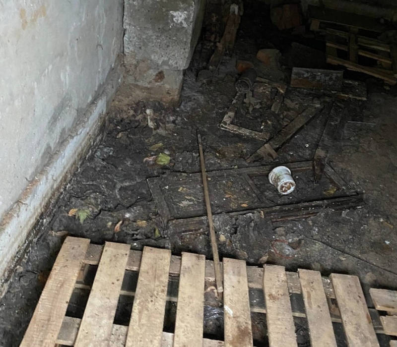 Активисты Народного фронта помогли жителям дома в Нижнем Новгороде решить проблему «с душком»