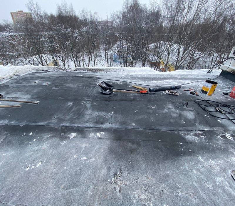 Кровлю многоэтажного дома в Приокском районе Нижнего Новгорода отремонтировали после жалоб жильцов в ГЖИ