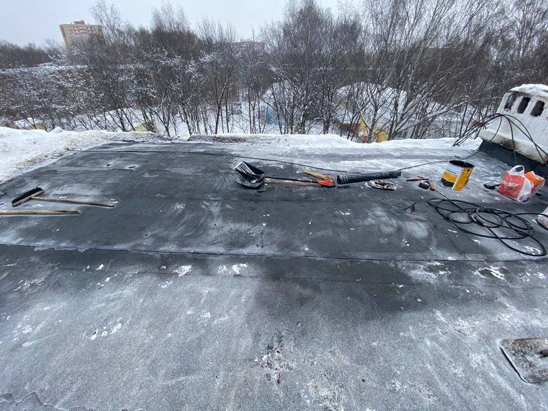 Кровлю многоэтажного дома в Приокском районе Нижнего Новгорода отремонтировали после жалоб жильцов в ГЖИ