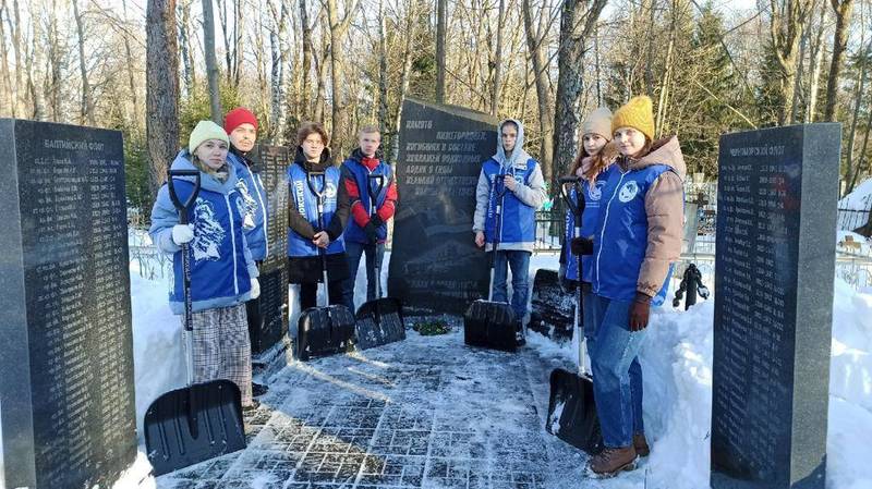 Более 600 нижегородских добровольцев очищают от снега места воинских захоронений 