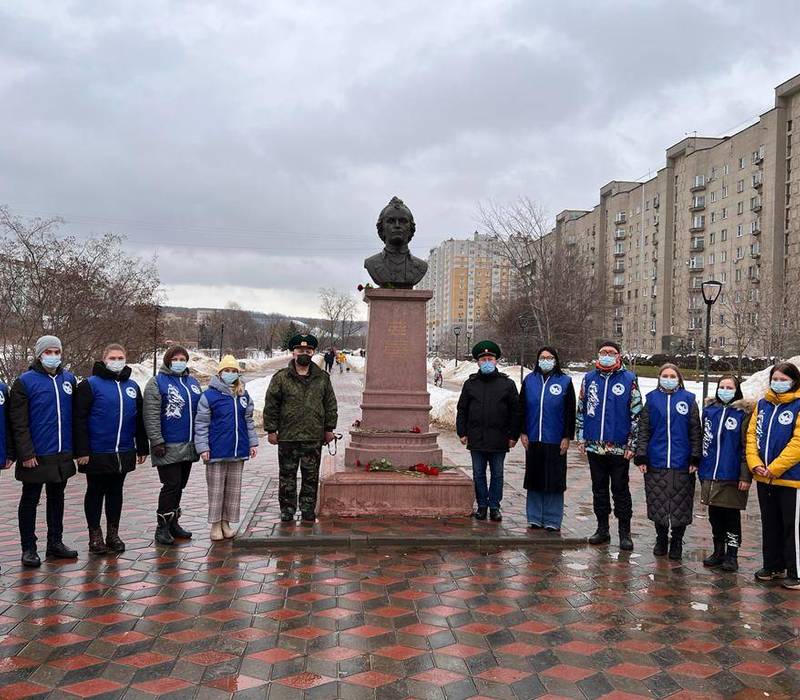 Нижегородские пограничники и Волонтёры Победы возложили цветы к памятнику А.В.Суворова в Нижнем Новгороде и селе Суворово Дивеевского района