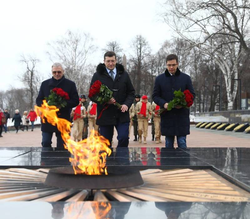 Глеб Никитин в День защитника Отечества возложил цветы к Вечному огню
