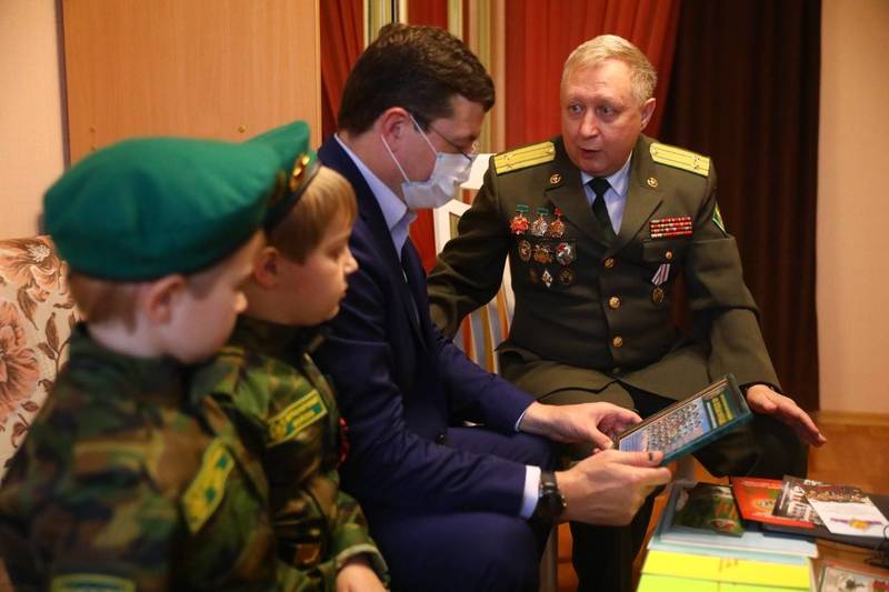 Глеб Никитин поздравил с Днем защитника Отечества представителей нижегородской пограничной династии Шмагриных 