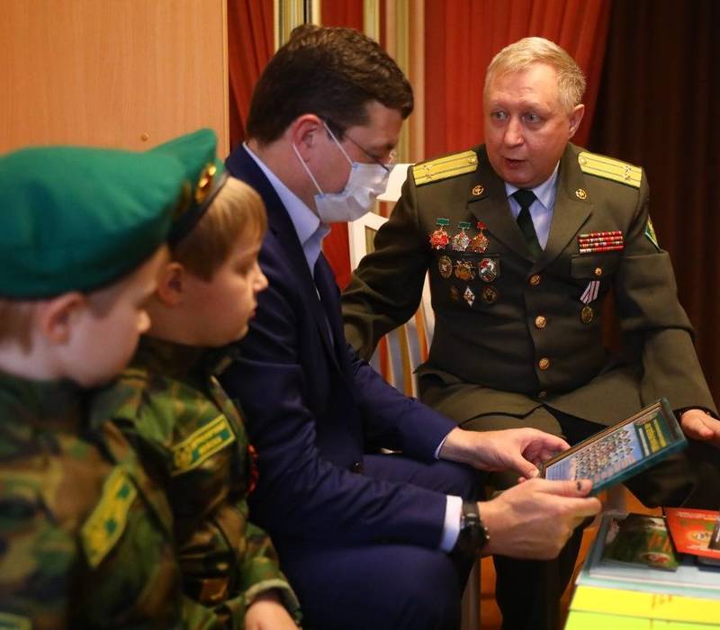Глеб Никитин поздравил с Днем защитника Отечества представителей нижегородской пограничной династии Шмагриных 