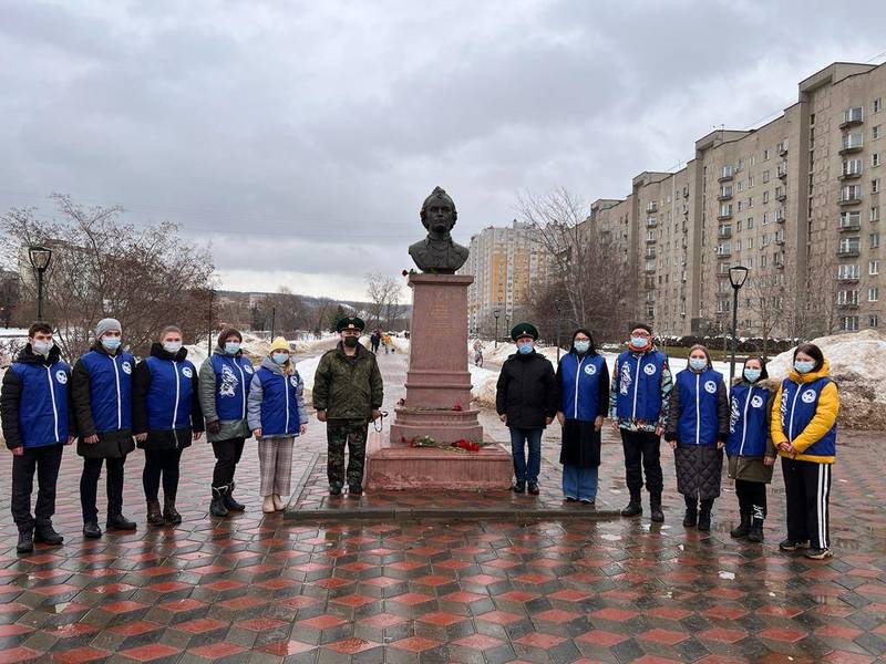 Нижегородские пограничники и Волонтёры Победы возложили цветы к памятнику А.В.Суворова в Нижнем Новгороде и селе Суворово Дивеевского района