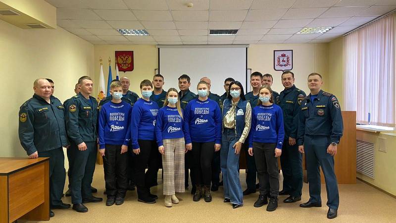 Волонтеры Победы поздравили сотрудников МЧС с Днем защитника Отечества