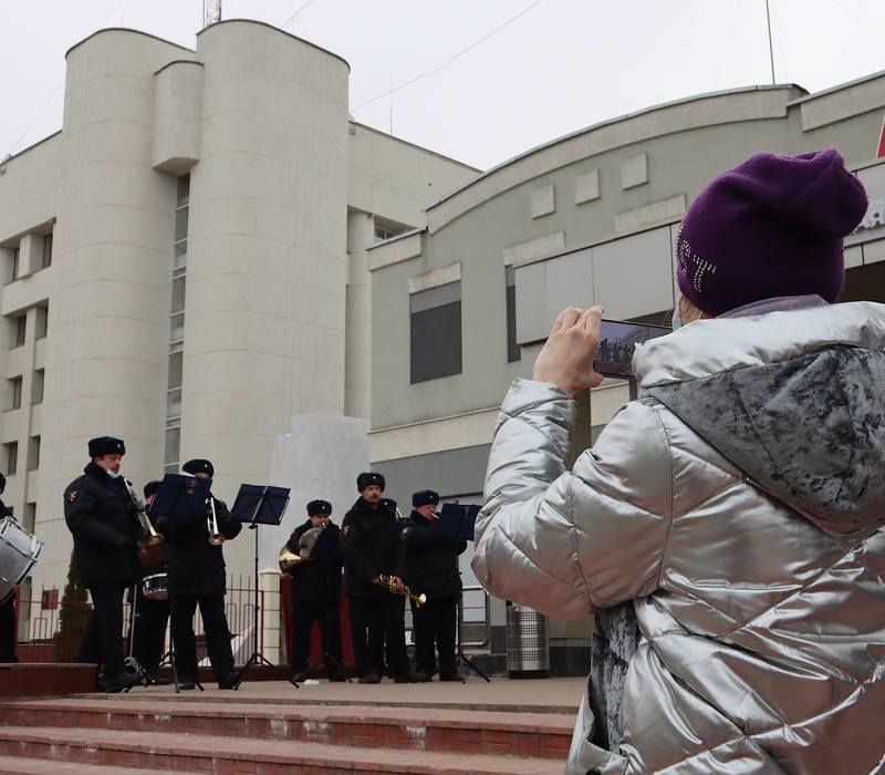 Полицейский оркестр поздравил нижегородок с наступающим Международным женским днём