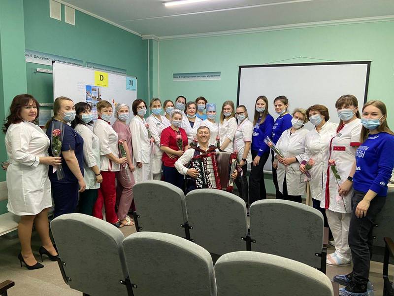 «Волонтеры Победы» поздравили нижегородских врачей с наступающим Международным женским днем