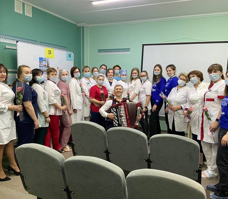 «Волонтеры Победы» поздравили нижегородских врачей с наступающим Международным женским днем
