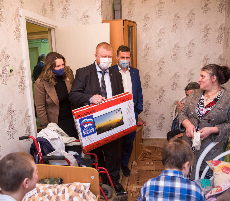 Депутаты оказывают всестороннюю поддержку жителям Донбасса, эвакуированным в Нижегородскую область
