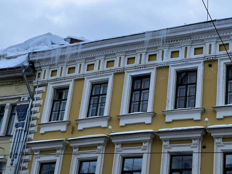 Нижегородская Госжилинспекция предупреждает об угрозе схода снега и наледи с крыш в связи с потеплением