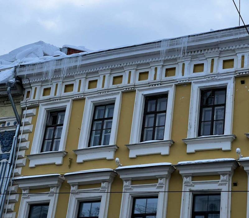 Нижегородская Госжилинспекция предупреждает об угрозе схода снега и наледи с крыш в связи с потеплением