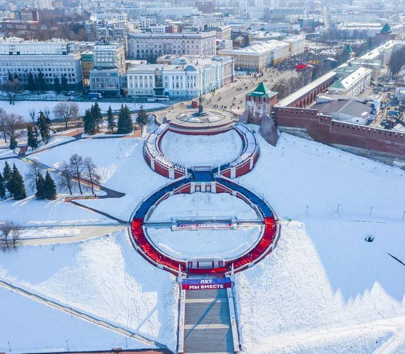 Флешмоб «8 лет вместе» прошел на Чкаловской лестнице в Нижнем Новгороде 