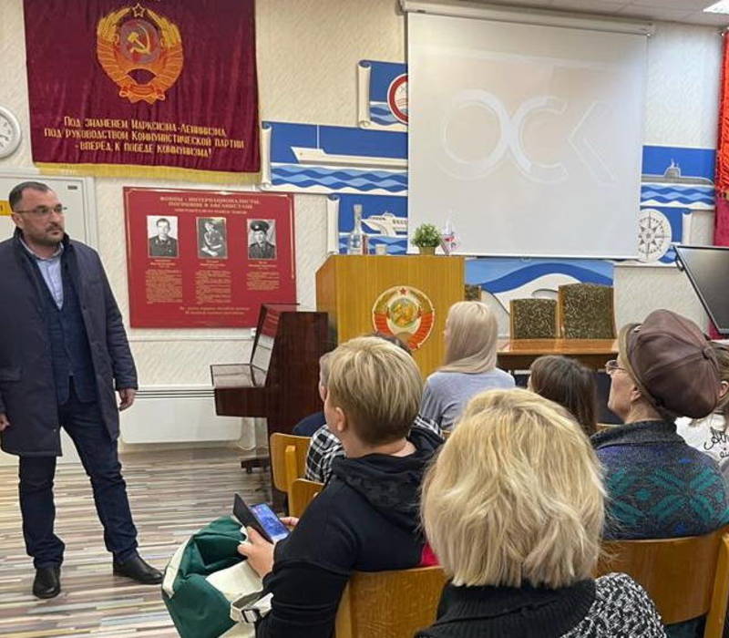 Михаил Першин организовал для беженцев из ДНР и ЛНР экскурсию по музею судостроения завода «Красное Сормово»