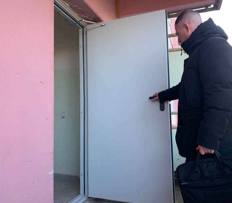 Нижегородские коммунальщики приводят в порядок двери на эвакуационных балконах многоэтажки по требованию ГЖИ 