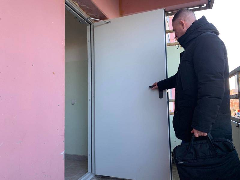 Нижегородские коммунальщики приводят в порядок двери на эвакуационных балконах многоэтажки по требованию ГЖИ 