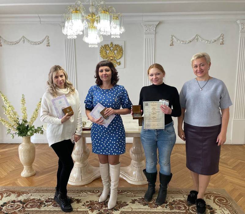 Первые медали «Родившемуся в Нижегородской области» в обновленном дизайне вручили родителям при регистрации новорожденных