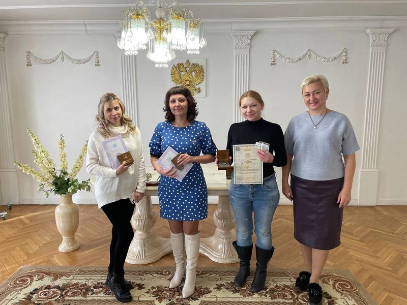 Первые медали «Родившемуся в Нижегородской области» в обновленном дизайне вручили родителям при регистрации новорожденных