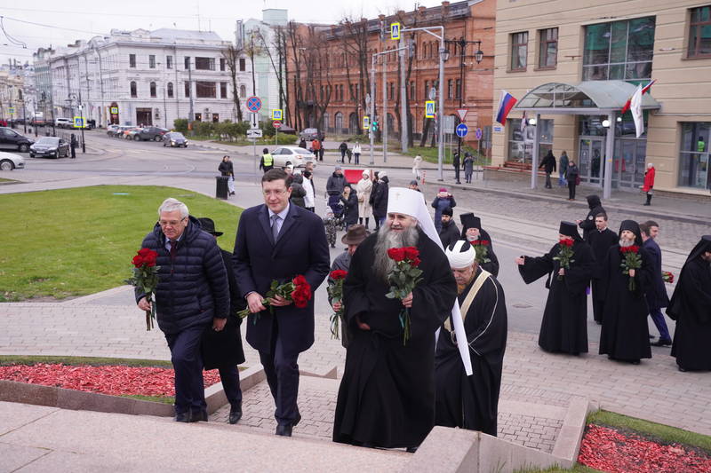 Глеб Никитин возложил цветы к памятнику Минину и Пожарскому Глава региона провел встречу с представителями традиционных конфессий 