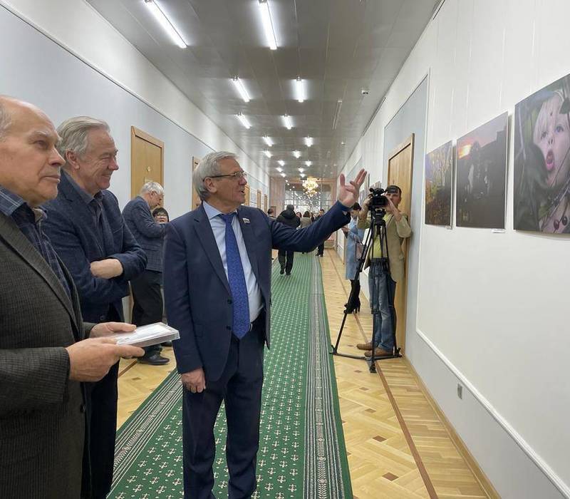 Евгений Люлин: «Фотографии Николая Мошкова погружают в атмосферу неспешной деревенской жизни, показывают красоту природы»