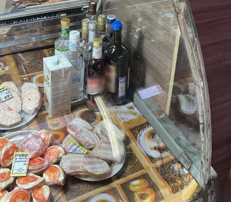 Более 20 единиц алкогольной продукции изъято в результате внеплановой проверки бара в Московском районе 