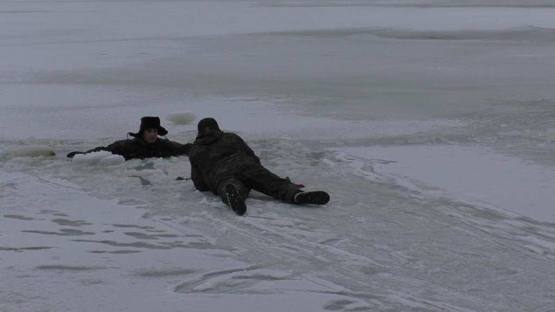 почему при спасении человека провалившегося под лед ему бросают широкую доску физика 7 | Дзен