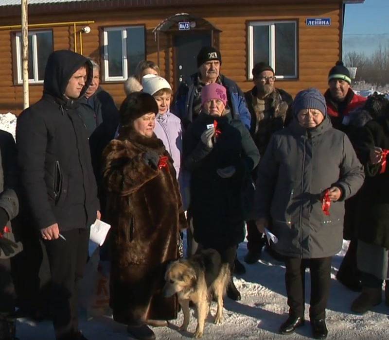 Жители ветхих и аварийных домов в поселке Сатис получили ключи от новых квартир