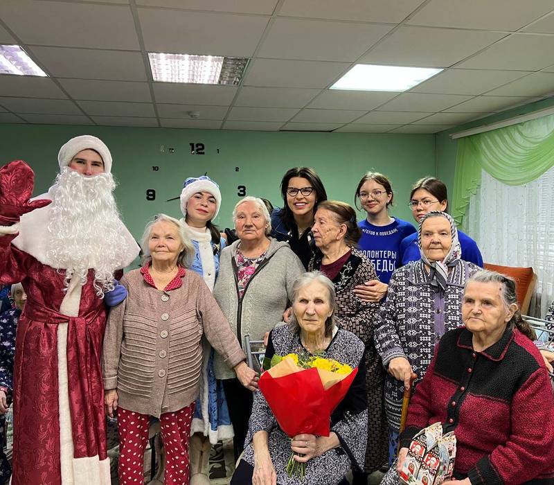 Волонтеры Победы проводят праздничные новогодние мероприятия для пожилых людей 