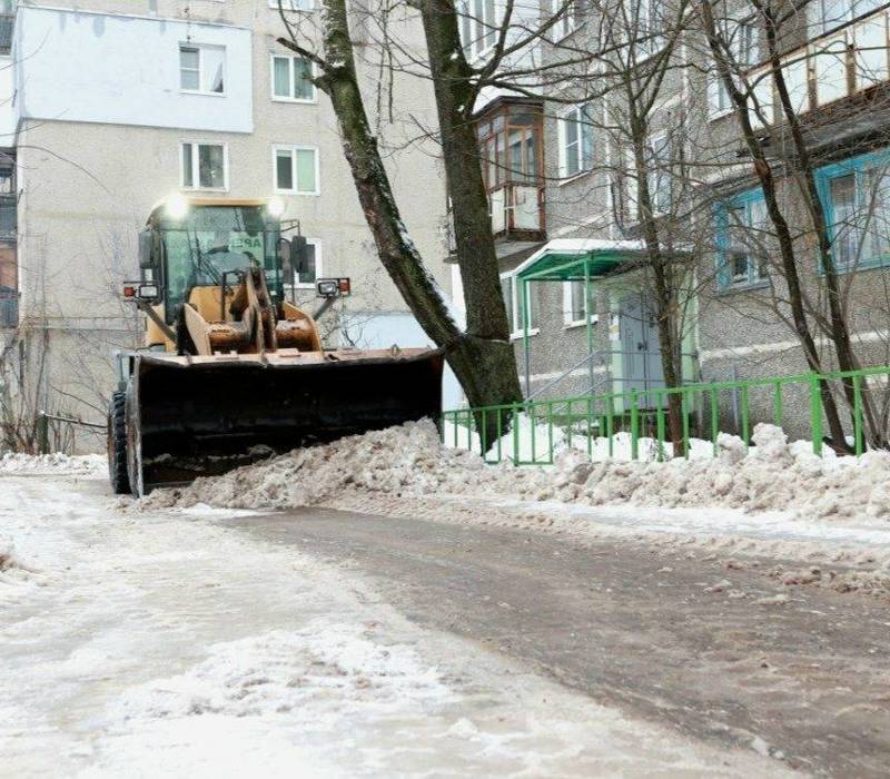 Последствия снегопада в Дзержинске ликвидируют в круглосуточном режиме более 30 единиц техники 